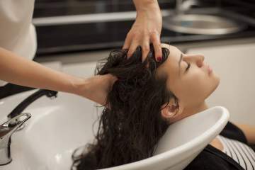Massage et soins du cuir chevelu coiffeur Villeneuve d’Aveyron